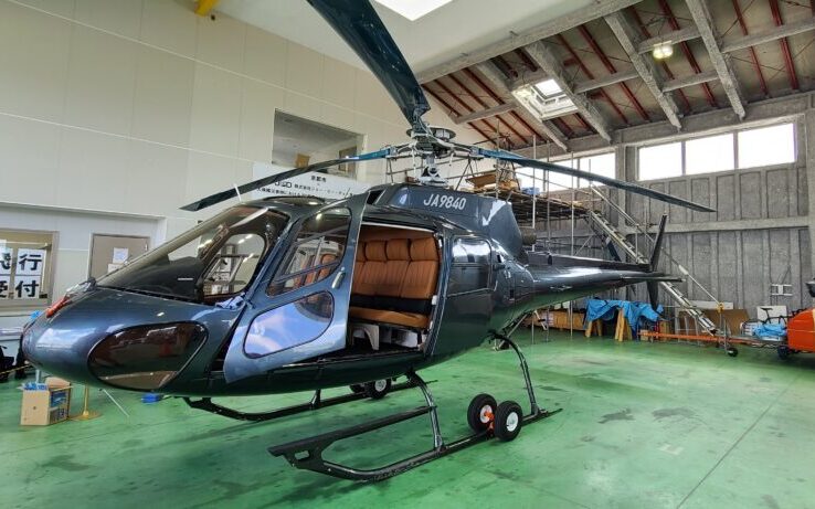 JPD京都ヘリポートの格納庫のヘリコプター