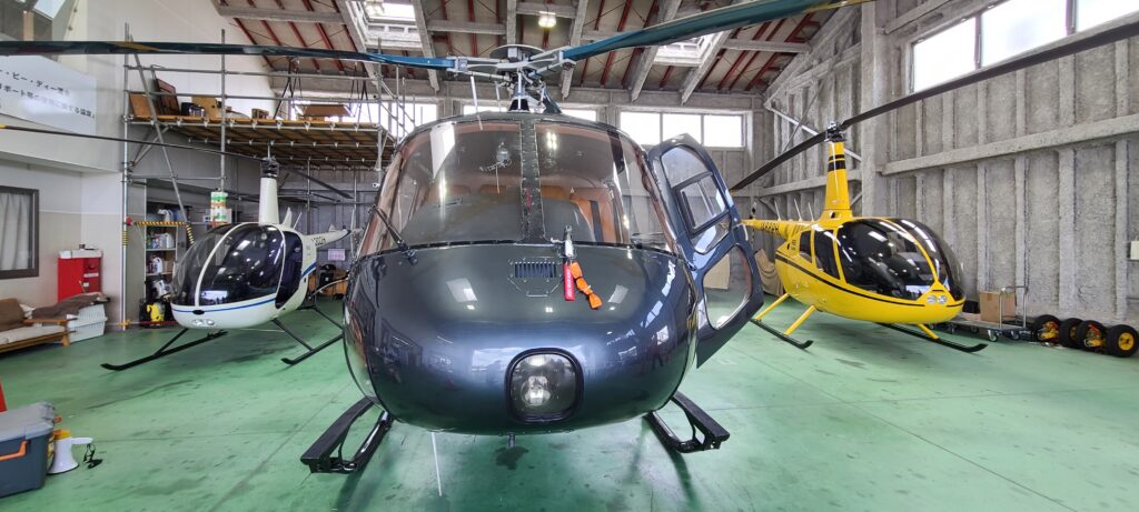 JPD京都ヘリポートの格納庫のヘリコプター