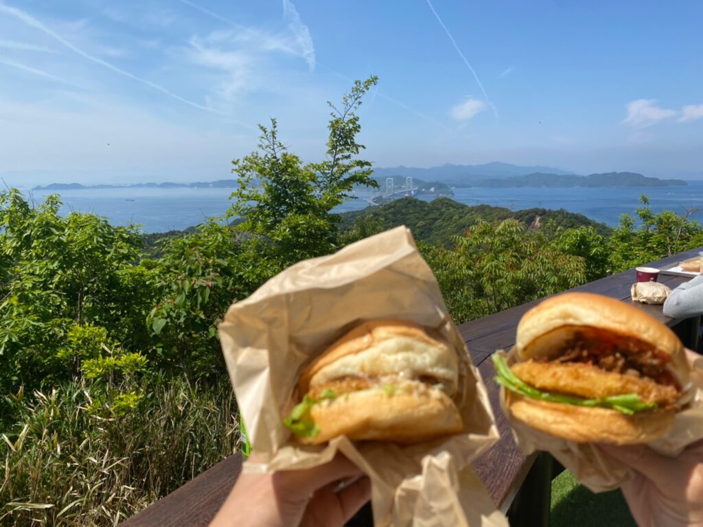 ハンバーガーと大鳴門橋と鳴門海峡の景色
