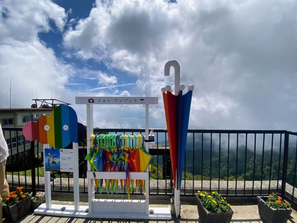 ロープウェイ山頂駅付近にあるフォトアンブレラという虹色の傘