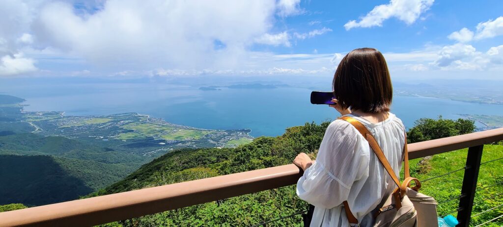 琵琶湖の景色を撮る女性