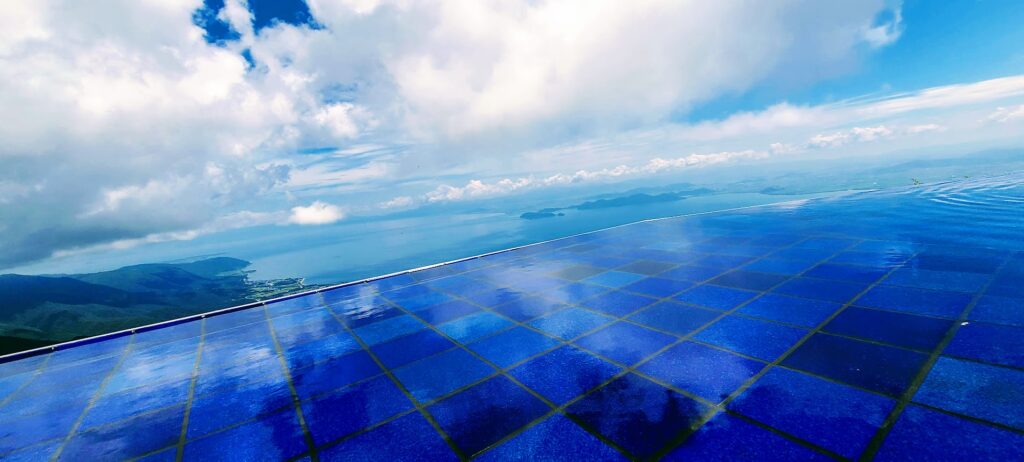 ノーステラスの水盤と琵琶湖と空