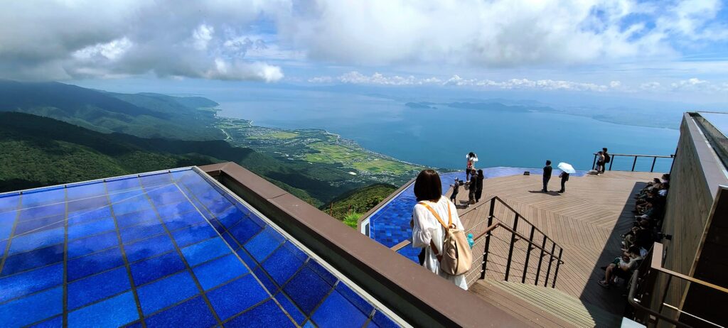 ノーステラスの扇形のウッドデッキと琵琶湖の景色