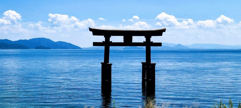 琵琶湖に浮かぶ白鬚神社の大鳥居