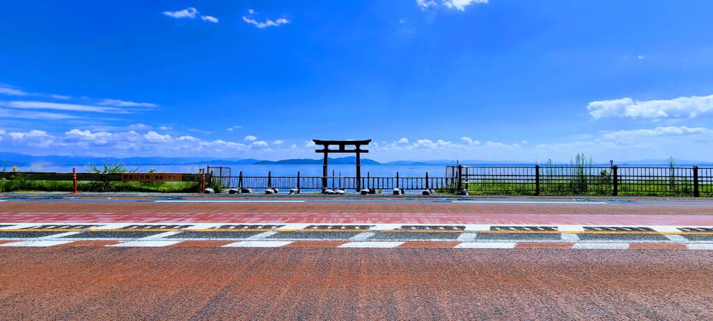 琵琶湖に浮かぶ鳥居は白鬚神社と国道を挟んで向かいある