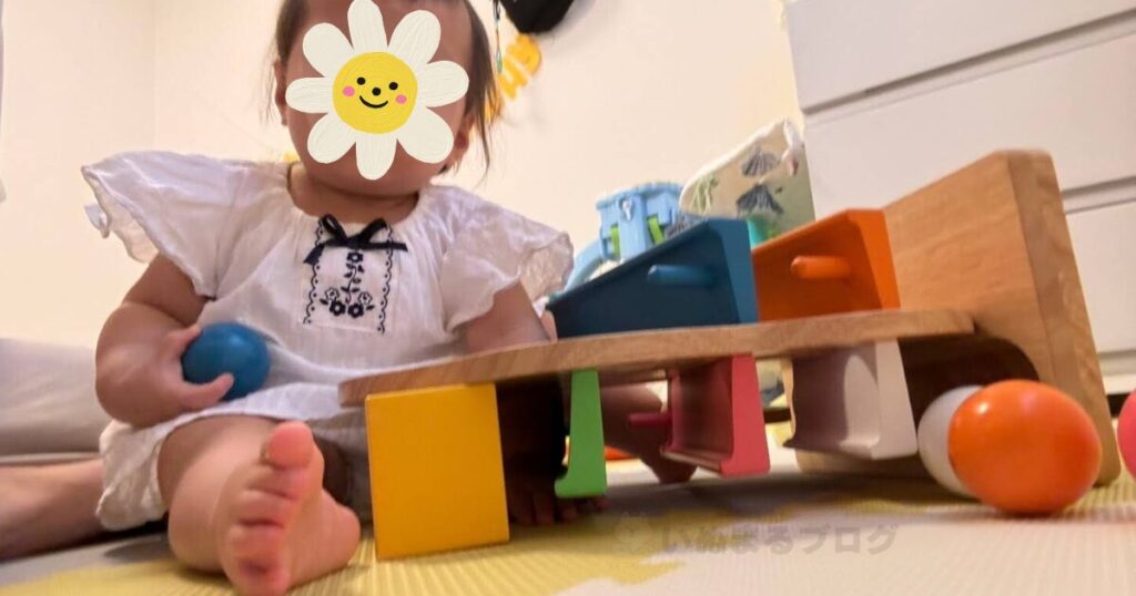 Edute(エデュテ)TREEスロープを倒して遊んでいるところ