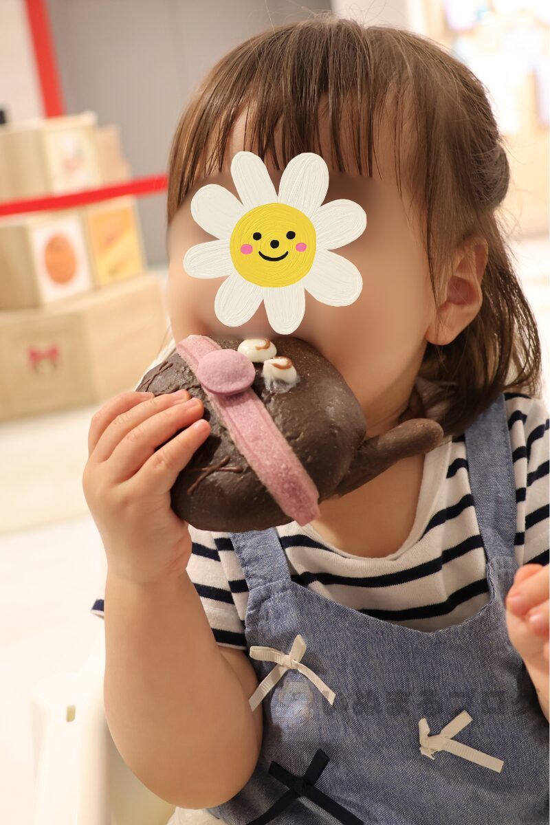 ジャムおじさんのパン工場の、ばいきんまんを食べている様子