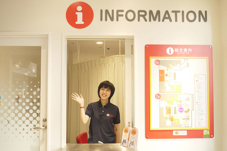 アンパンマンミュージアムのインフォメーションは5階チケットうりば横にあります。