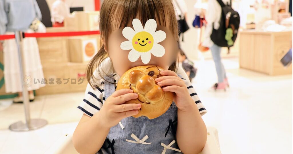 ジャムおじさんのパン工場のアンパンマンを美味しそうに頬張る様子
