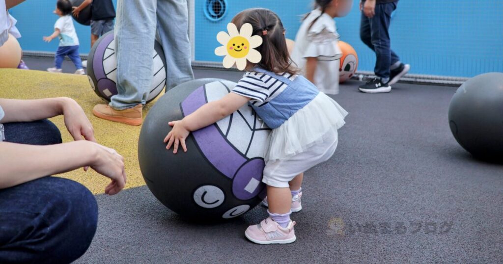 ボールパークでアンパンマンたちキャラクターのふわふわのボールで遊べる