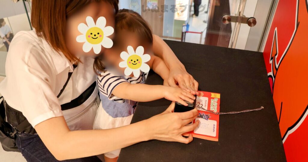 アンパンマンスタンプラリーの設置場所を見つけると嬉しそうにスタンプをしに行ってました!