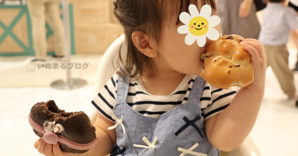 ジャムおじさんのパン工場のアンパンマンと、ばいきんまんを両手に持って食べているところ。