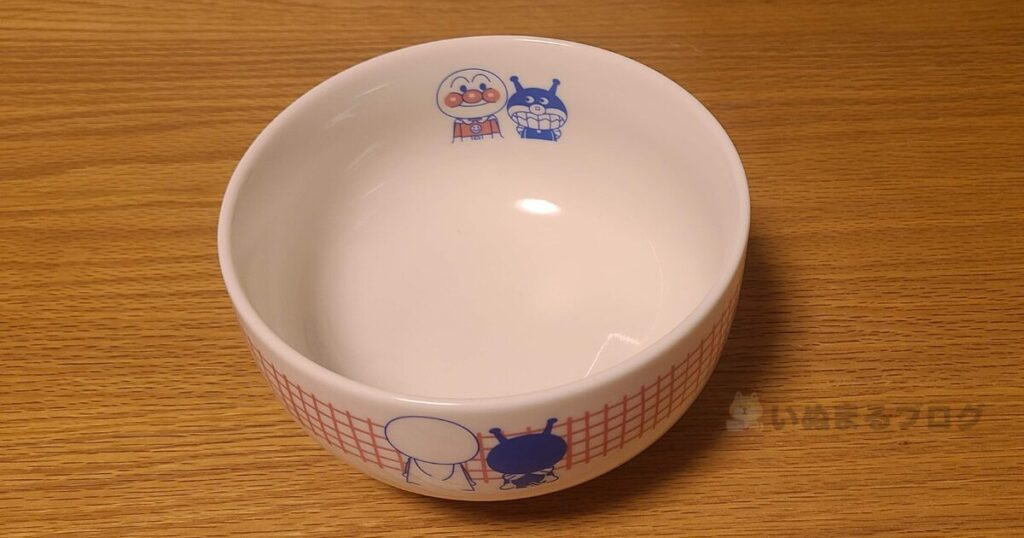 うどんちゃんのやたいのどんぶりにはアンパンマンと、ばいきんまんが描かれている。