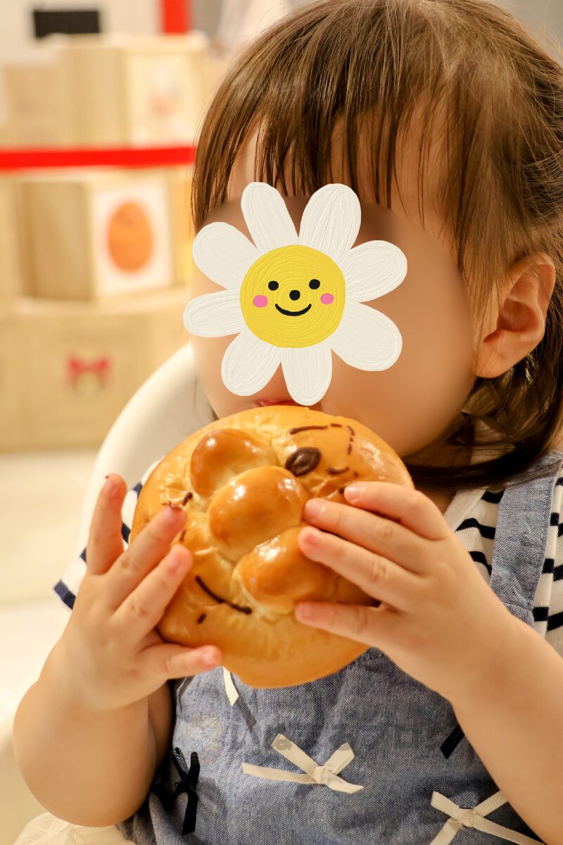 ジャムおじさんのパン工場のアンパンマンを食べている様子