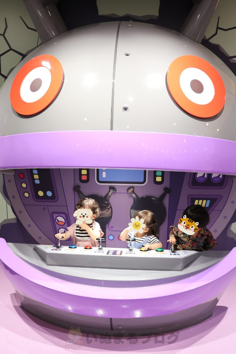だだんだんに乗って遊んでいる様子