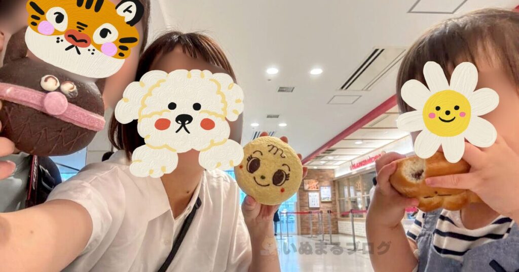 ジャムおじさんのパン工場前でパンを食べる様子