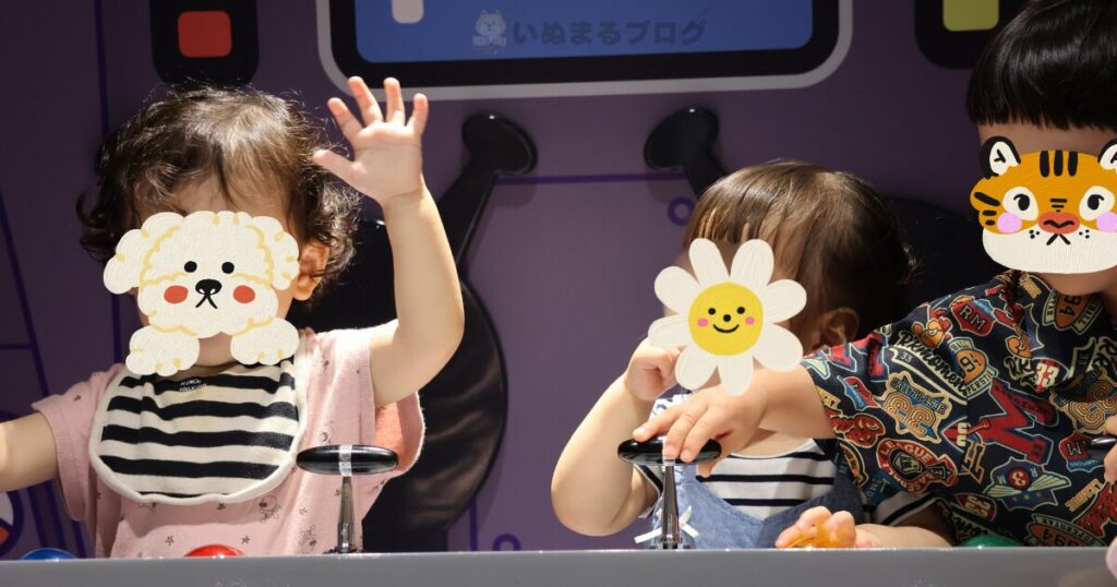 だだんだんに乗って遊んでいる様子
