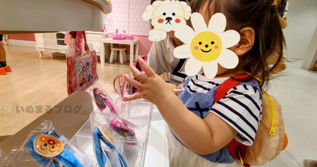 ドキンちゃんのお店でサングラスを見ているところ