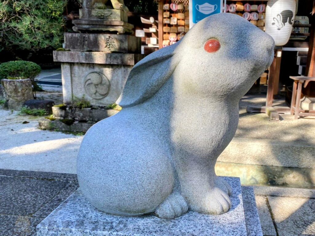 岡﨑神社の第三狛うさぎ「吽」