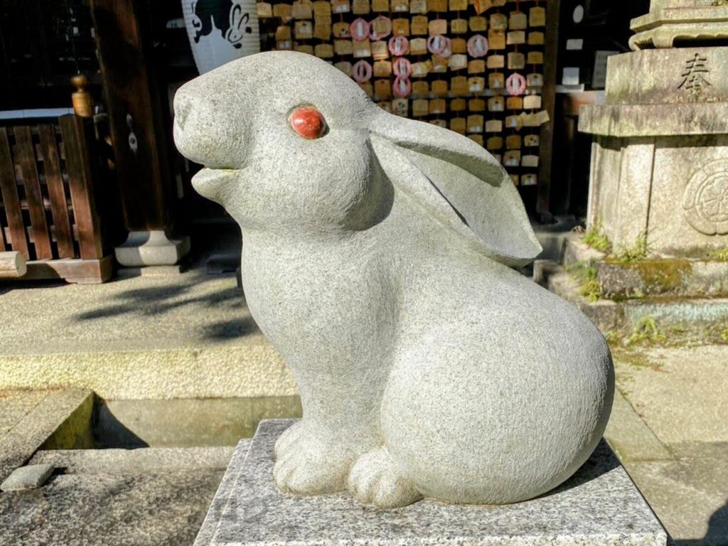 岡﨑神社の第三狛うさぎ「阿」