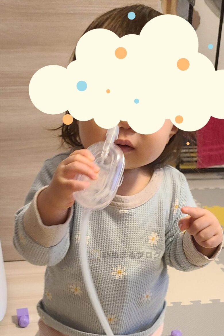ピジョンの電動鼻吸い器シュポットで鼻水を吸っている様子