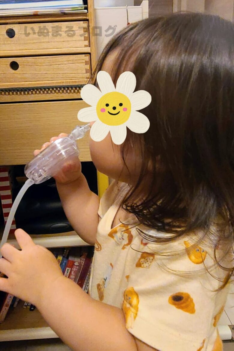 ピジョンの電動鼻吸い器シュポットにボンジュールを付けて鼻水を吸っている様子