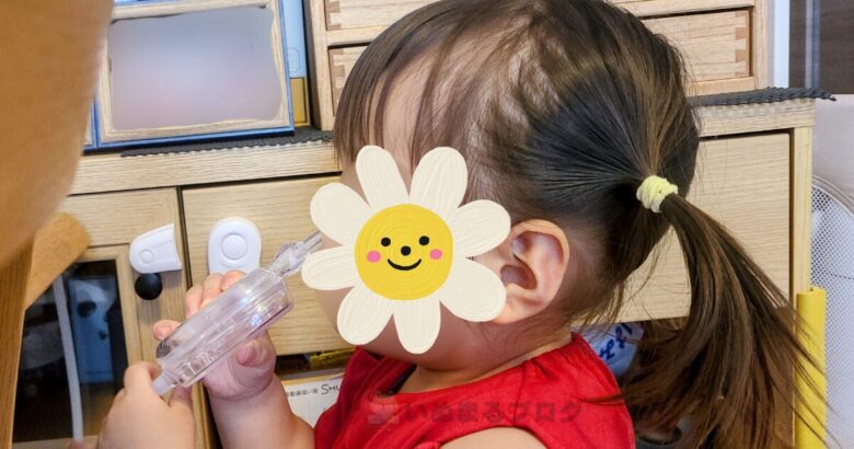ピジョンの電動鼻吸い器シュポットにボンジュールのノズルを付けて鼻水を吸っている様子