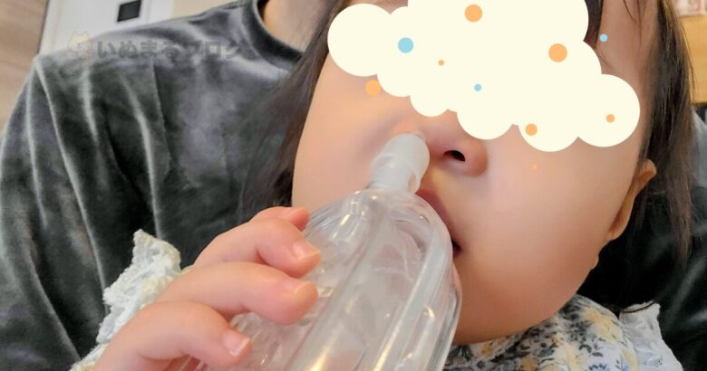ピジョンの電動鼻吸い器シュポットを使っている様子