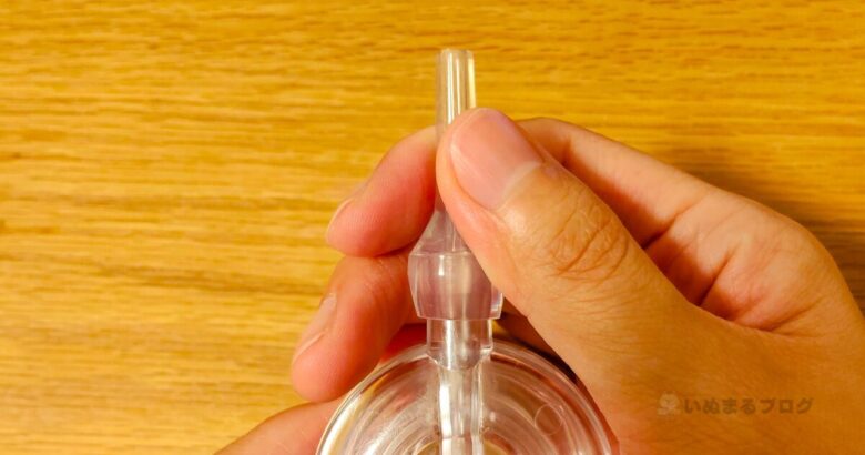 ボンジュールのノズルを指でつまんで長さを調整している様子